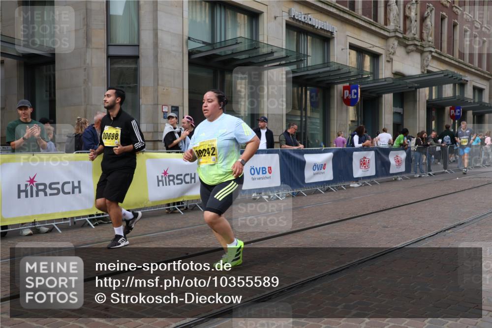 13.09.2026 - 21. swb-Marathon Bremen Strokosch-Dieckow http://msf.ph/oto/10355589 13.09.2026 11:16:15 Ziel 10242, 11274, 12057, 12102, 12158, 10474, 10665, 11026, 11081, 11139, 11181, 11200, 11217, 11264, 11385, 11448, 11549, 11573, 11613, 11768, 12046, 12151, 12306, 12539, 13508 meine-sportfotos.de