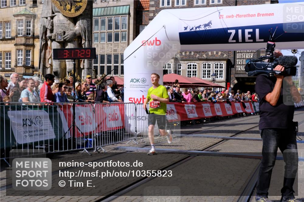 13.09.2026 - 21. swb-Marathon Bremen Tim E. http://msf.ph/oto/10355823 13.09.2026 12:48:18 Ziel 358, 447, 875 meine-sportfotos.de