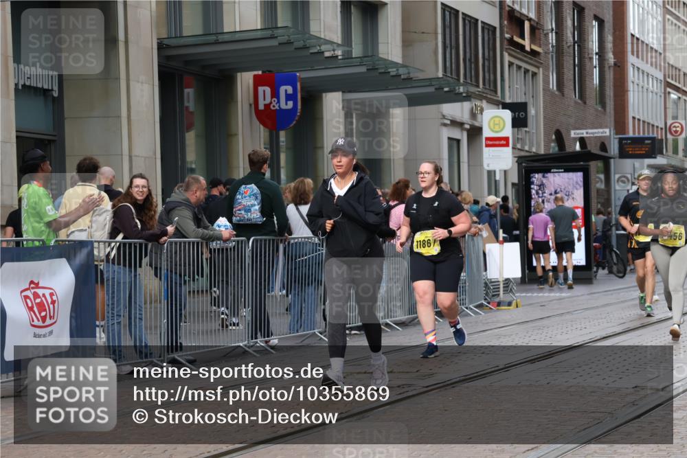 13.09.2026 - 21. swb-Marathon Bremen Strokosch-Dieckow http://msf.ph/oto/10355869 13.09.2026 11:16:38 Ziel 10295, 10335, 10679, 10999, 11355, 11456, 11461, 11653, 11867, 12089, 12287, 10242, 11181, 11274, 11385, 12057, 12102, 12158 meine-sportfotos.de