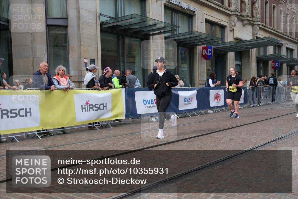 13.09.2026 - 21. swb-Marathon Bremen Strokosch-Dieckow http://msf.ph/oto/10355931 13.09.2026 11:16:41 Ziel 10295, 10335, 10679, 10999, 11355, 11456, 11461, 11653, 11867, 12089, 12287, 10242, 11274, 12057, 12102, 12158 meine-sportfotos.de