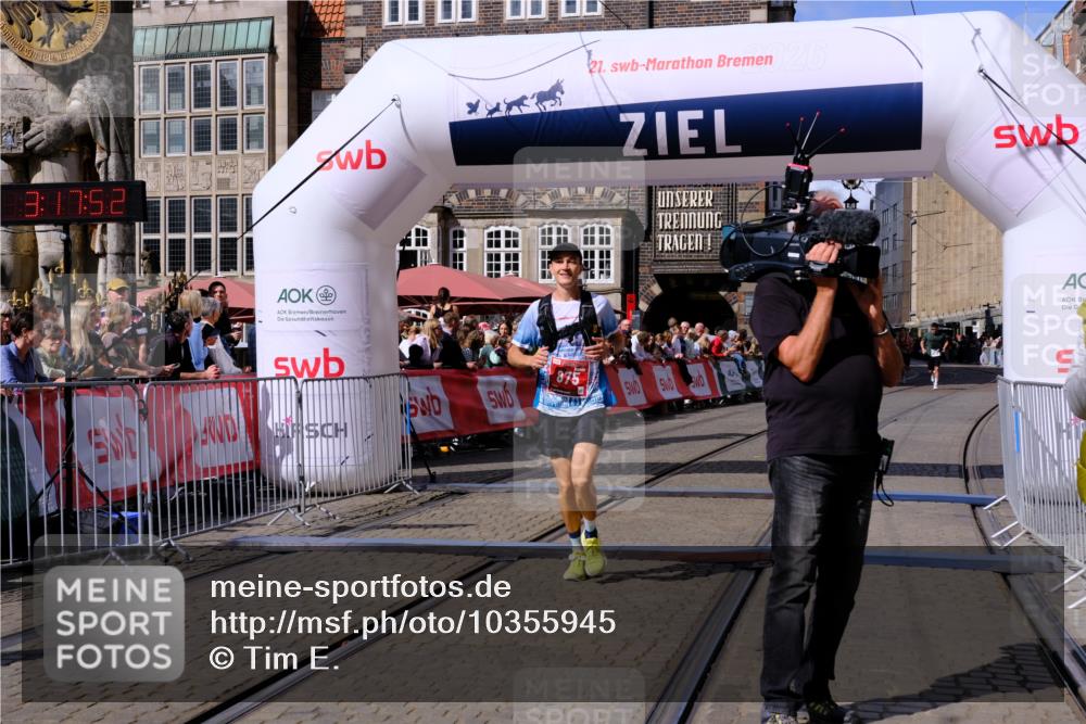 13.09.2026 - 21. swb-Marathon Bremen Tim E. http://msf.ph/oto/10355945 13.09.2026 12:48:40 Ziel 5428 meine-sportfotos.de
