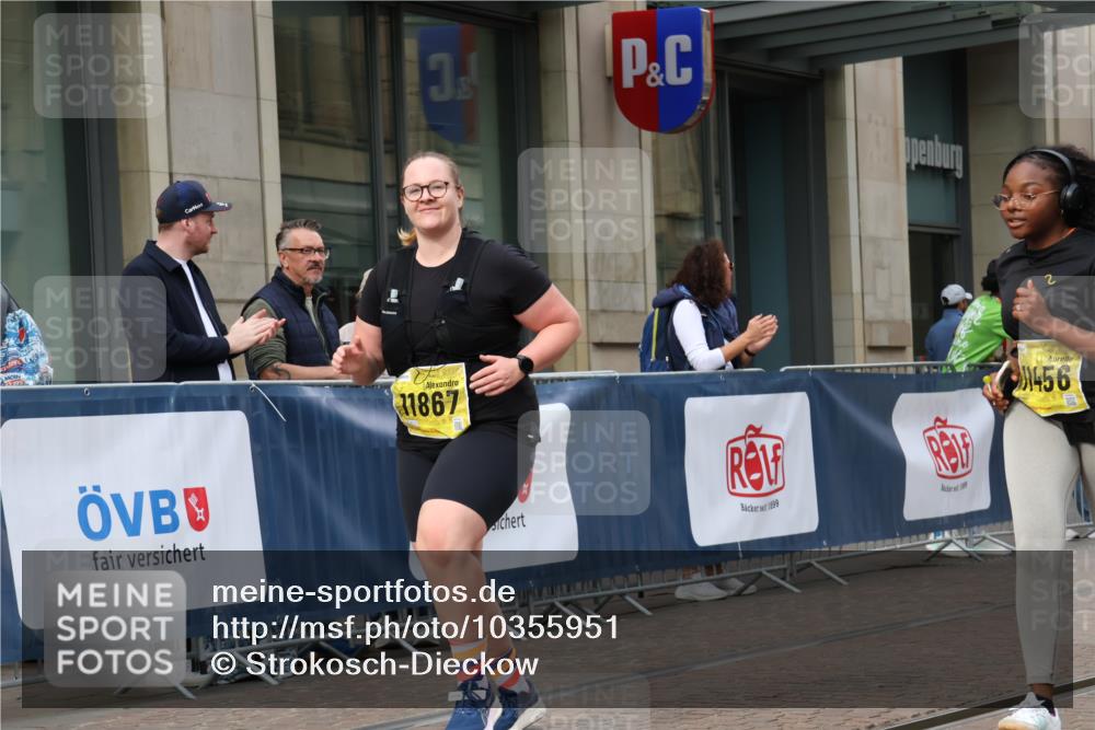 13.09.2026 - 21. swb-Marathon Bremen Strokosch-Dieckow http://msf.ph/oto/10355951 13.09.2026 11:16:43 Ziel 10295, 10335, 10999, 11355, 11456, 11461, 11653, 11672, 11867, 12089, 12287, 10242, 10679, 11274, 12102, 12158 meine-sportfotos.de