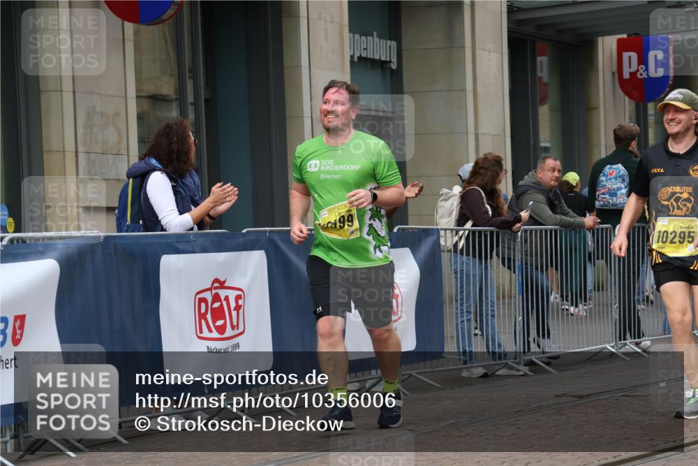 13.09.2026 - 21. swb-Marathon Bremen Strokosch-Dieckow http://msf.ph/oto/10356006 13.09.2026 11:16:45 Ziel 10295, 10335, 10999, 11355, 11456, 11461, 11495, 11653, 11672, 11867, 12089, 12101, 12287, 10679, 11274, 11456, 12102, 12158 meine-sportfotos.de