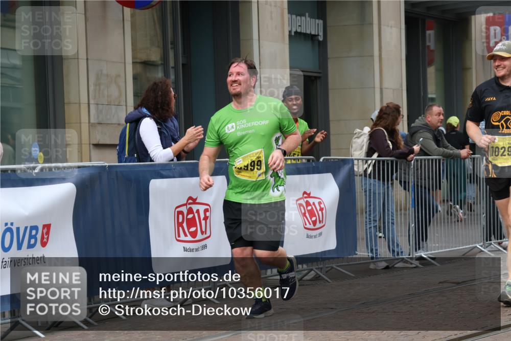 13.09.2026 - 21. swb-Marathon Bremen Strokosch-Dieckow http://msf.ph/oto/10356017 13.09.2026 11:16:45 Ziel 10295, 10335, 10999, 11355, 11456, 11461, 11495, 11653, 11672, 11867, 12089, 12101, 12287, 10679, 11274, 11456, 12102, 12158 meine-sportfotos.de