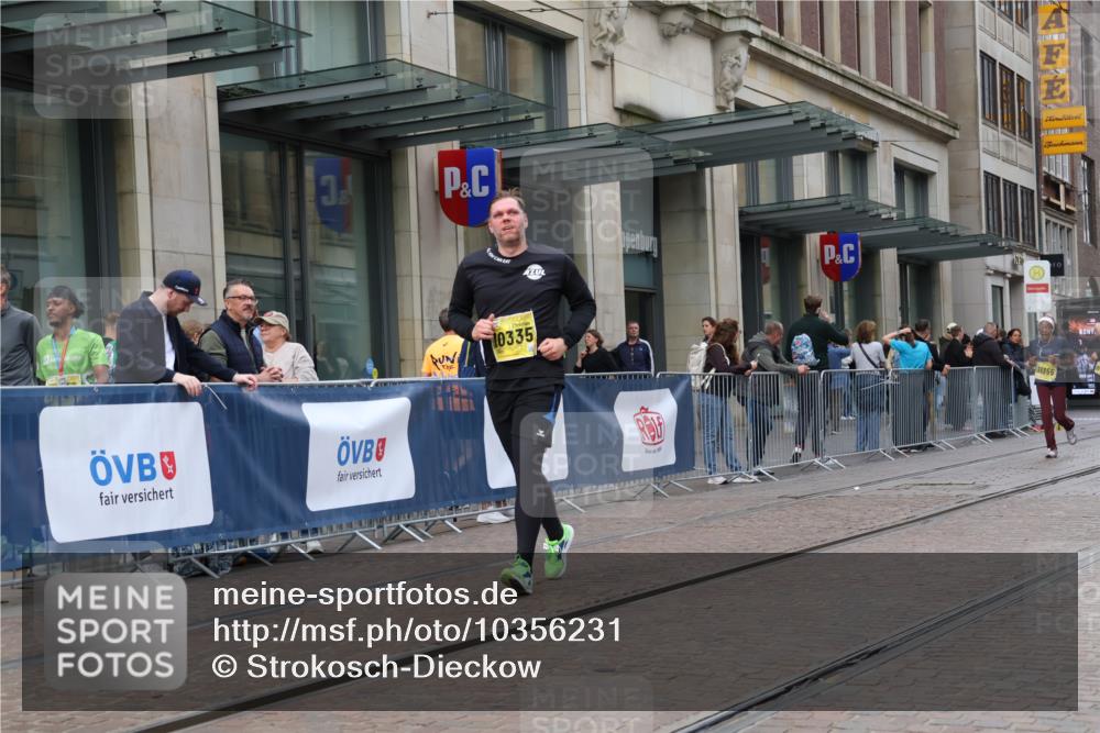 13.09.2026 - 21. swb-Marathon Bremen Strokosch-Dieckow http://msf.ph/oto/10356231 13.09.2026 11:16:52 Ziel 10295, 10335, 10773, 10779, 10999, 11355, 11461, 11495, 11653, 11672, 12101, 12287, 10679, 11456, 11867, 12089, 12102, 12158 meine-sportfotos.de