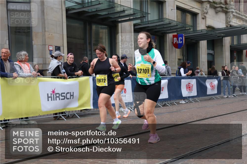 13.09.2026 - 21. swb-Marathon Bremen Strokosch-Dieckow http://msf.ph/oto/10356491 13.09.2026 11:17:07 Ziel 10472, 10773, 10779, 10979, 11495, 11672, 11709, 12101, 12334, 10295, 10335, 10679, 10999, 11355, 11456, 11461, 11653, 11867, 12089, 12287 meine-sportfotos.de