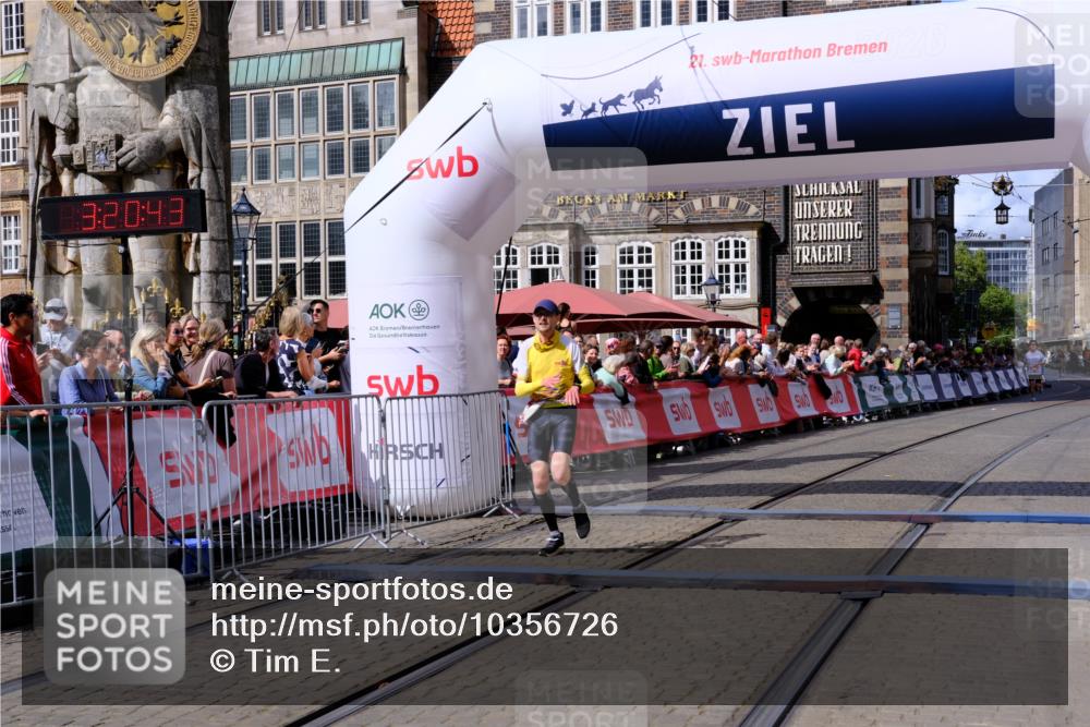 13.09.2026 - 21. swb-Marathon Bremen Tim E. http://msf.ph/oto/10356726 13.09.2026 12:51:32 Ziel 858, 1453, 3617, 13033 meine-sportfotos.de