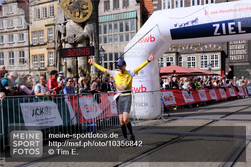 13.09.2026 - 21. swb-Marathon Bremen Tim E. http://msf.ph/oto/10356842 13.09.2026 12:51:34 Ziel 858, 1453, 3617, 13033 meine-sportfotos.de