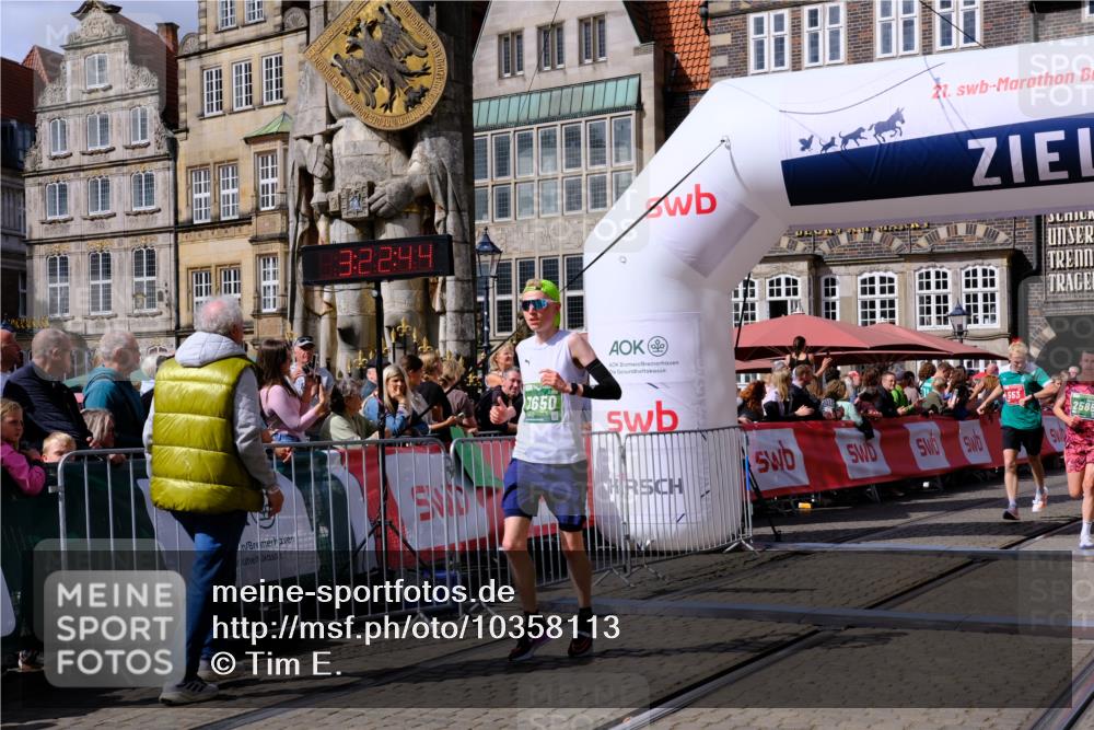 13.09.2026 - 21. swb-Marathon Bremen Tim E. http://msf.ph/oto/10358113 13.09.2026 12:53:33 Ziel 2585, 2670, 7650, 8081 meine-sportfotos.de