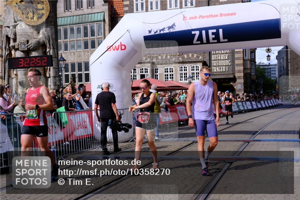 13.09.2026 - 21. swb-Marathon Bremen Tim E. http://msf.ph/oto/10358270 13.09.2026 12:53:40 Ziel 2352, 2585, 2670, 3080, 8081 meine-sportfotos.de