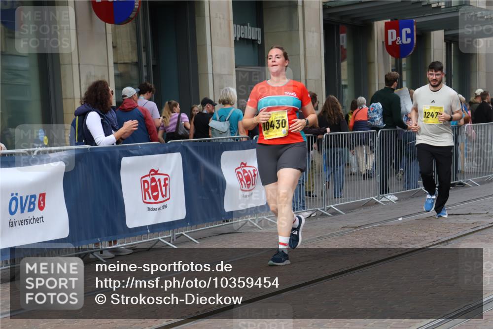 13.09.2026 - 21. swb-Marathon Bremen Strokosch-Dieckow http://msf.ph/oto/10359454 13.09.2026 11:19:47 Ziel 10430, 10882, 11244, 11333, 11337, 11546, 12472, 10004, 10882, 11457 meine-sportfotos.de