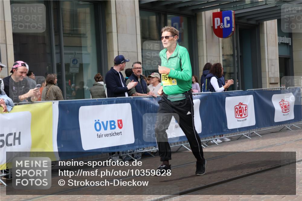 13.09.2026 - 21. swb-Marathon Bremen Strokosch-Dieckow http://msf.ph/oto/10359628 13.09.2026 11:19:55 Ziel 10430, 11244, 11296, 11333, 11337, 12374, 10430, 10882, 11457, 11546, 12472 meine-sportfotos.de