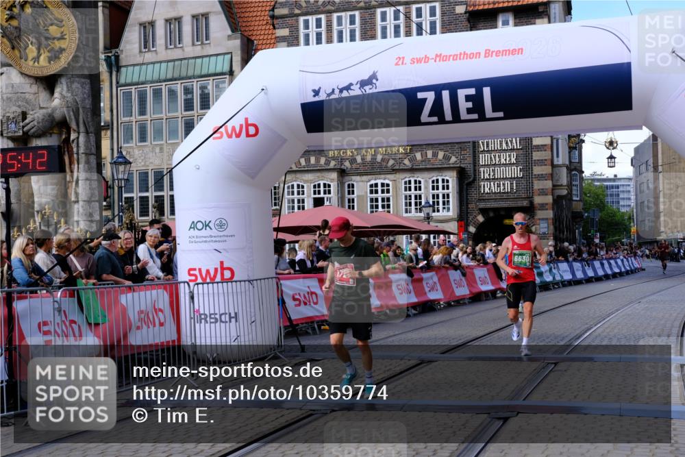 13.09.2026 - 21. swb-Marathon Bremen Tim E. http://msf.ph/oto/10359774 13.09.2026 12:56:31 Ziel 250, 6630 meine-sportfotos.de