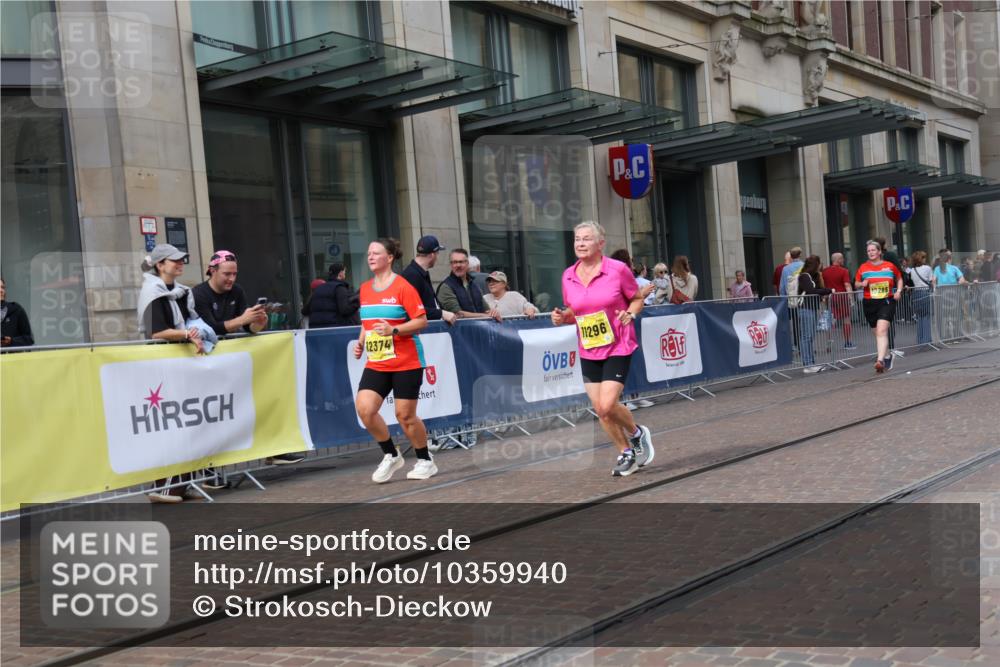 13.09.2026 - 21. swb-Marathon Bremen Strokosch-Dieckow http://msf.ph/oto/10359940 13.09.2026 11:20:12 Ziel 10161, 11296, 11529, 11530, 11541, 11675, 11980, 12285, 12316, 12317, 12374, 10430, 10882, 11244, 11333, 11337, 11546, 12472 meine-sportfotos.de