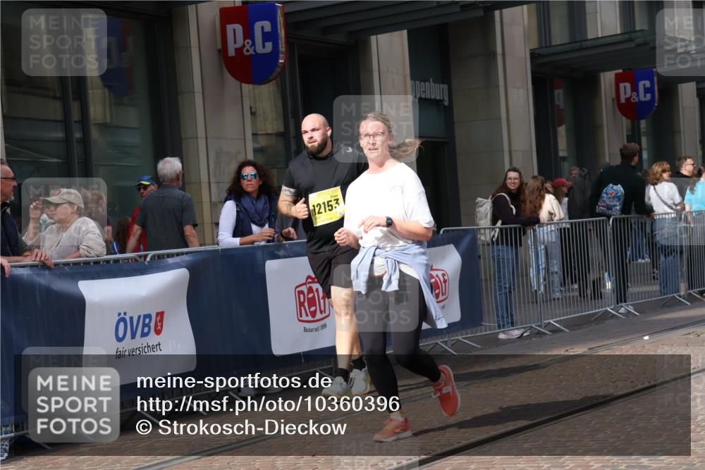 13.09.2026 - 21. swb-Marathon Bremen Strokosch-Dieckow http://msf.ph/oto/10360396 13.09.2026 11:20:24 Ziel 10161, 11529, 11530, 11541, 11675, 11980, 12153, 12316, 12317, 11244, 11296, 11333, 11337, 12285, 12374 meine-sportfotos.de