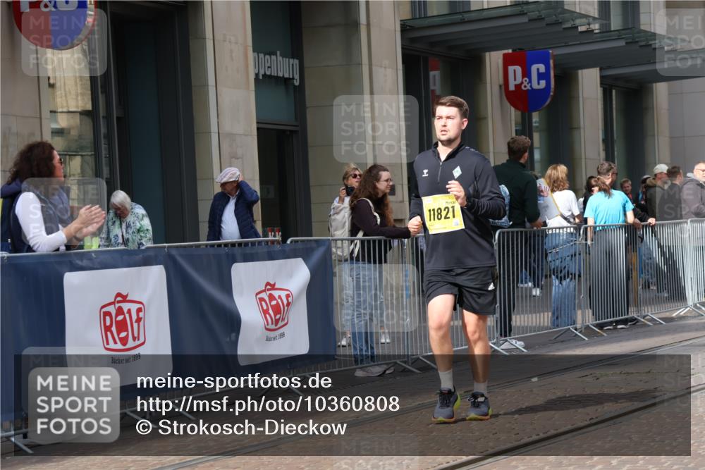 13.09.2026 - 21. swb-Marathon Bremen Strokosch-Dieckow http://msf.ph/oto/10360808 13.09.2026 11:21:12 Ziel 11104, 11262, 11780, 11821, 10407, 12542 meine-sportfotos.de