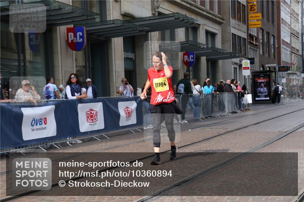 13.09.2026 - 21. swb-Marathon Bremen Strokosch-Dieckow http://msf.ph/oto/10360894 13.09.2026 11:21:16 Ziel 11104, 11262, 11780, 11821, 10407, 11780, 12542 meine-sportfotos.de