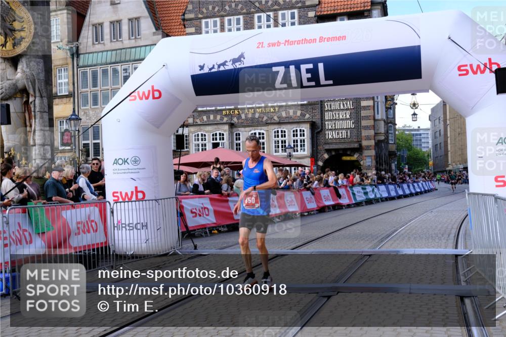 13.09.2026 - 21. swb-Marathon Bremen Tim E. http://msf.ph/oto/10360918 13.09.2026 12:58:01 Ziel 919, 4795 meine-sportfotos.de