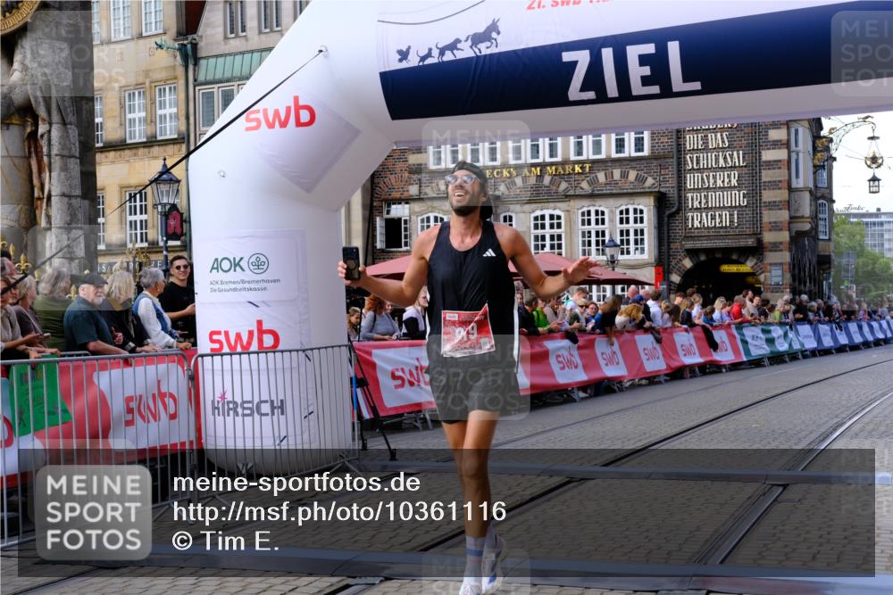 13.09.2026 - 21. swb-Marathon Bremen Tim E. http://msf.ph/oto/10361116 13.09.2026 12:58:26 Ziel 1323, 1379, 1604, 1717, 2073, 2099, 9065 meine-sportfotos.de