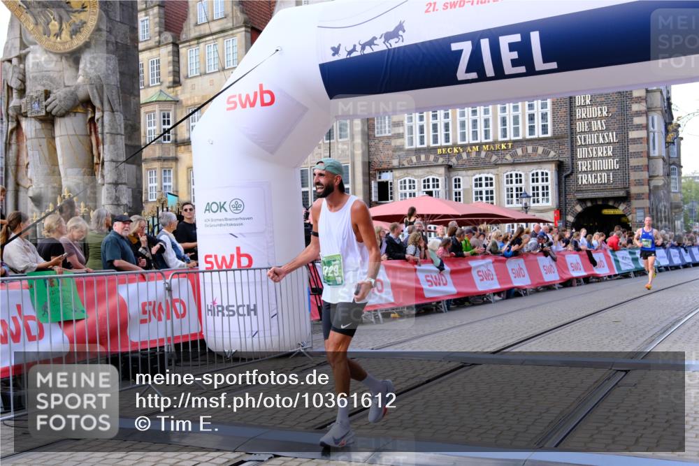 13.09.2026 - 21. swb-Marathon Bremen Tim E. http://msf.ph/oto/10361612 13.09.2026 12:59:10 Ziel 1118, 1576, 3624, 4847, 6929, 8065, 8994, 9120, 9329 meine-sportfotos.de