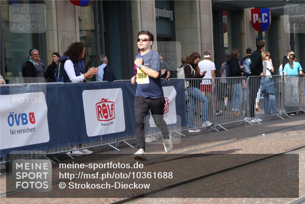 13.09.2026 - 21. swb-Marathon Bremen Strokosch-Dieckow http://msf.ph/oto/10361688 13.09.2026 11:22:19 Ziel 10710, 10968, 11423, 11574, 11579, 11423, 11698, 12157, 12211, 12444 meine-sportfotos.de