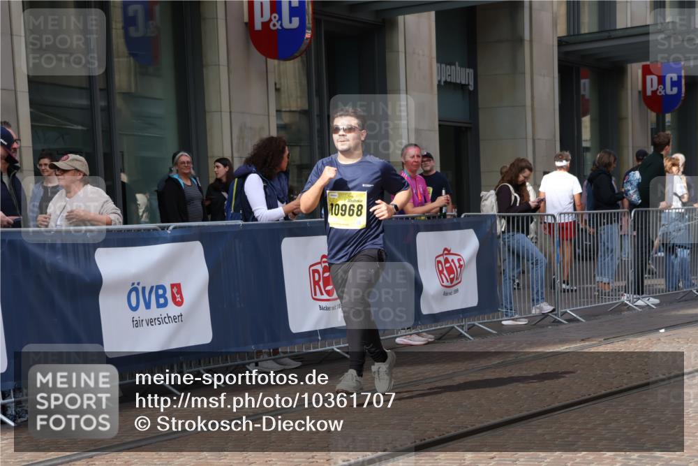 13.09.2026 - 21. swb-Marathon Bremen Strokosch-Dieckow http://msf.ph/oto/10361707 13.09.2026 11:22:20 Ziel 10710, 10968, 11574, 11579, 10968, 11423, 11579, 11698, 12157, 12444 meine-sportfotos.de