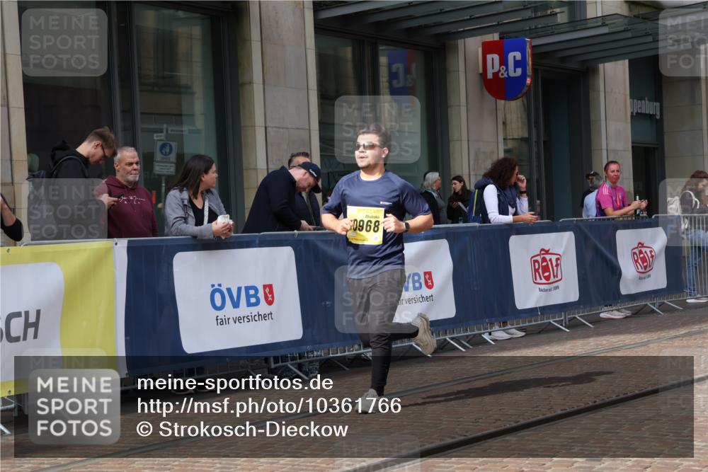 13.09.2026 - 21. swb-Marathon Bremen Strokosch-Dieckow http://msf.ph/oto/10361766 13.09.2026 11:22:20 Ziel 10710, 10968, 11574, 11579, 10968, 11423, 11579, 11698, 12157, 12444 meine-sportfotos.de