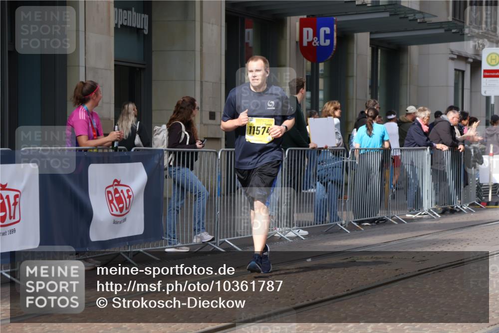 13.09.2026 - 21. swb-Marathon Bremen Strokosch-Dieckow http://msf.ph/oto/10361787 13.09.2026 11:22:29 Ziel 11574, 12083, 10710, 10968, 11423, 11579, 12444 meine-sportfotos.de