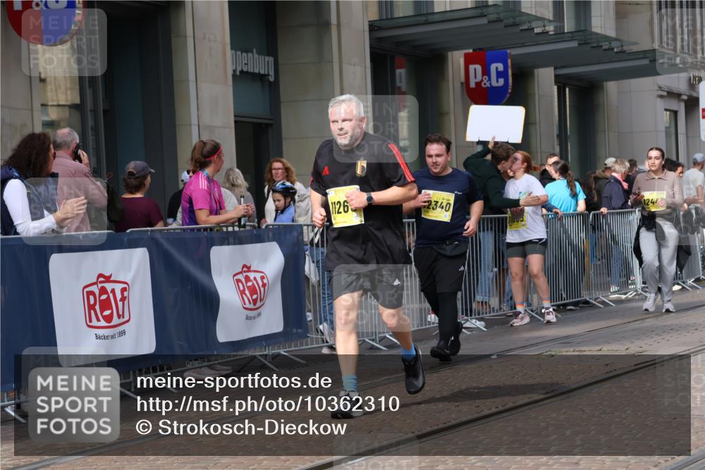 13.09.2026 - 21. swb-Marathon Bremen Strokosch-Dieckow http://msf.ph/oto/10362310 13.09.2026 11:23:13 Ziel 10925, 11266, 11663, 12340, 12440, 10349, 10754, 12083 meine-sportfotos.de