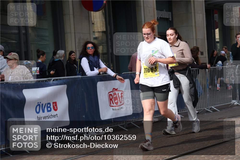 13.09.2026 - 21. swb-Marathon Bremen Strokosch-Dieckow http://msf.ph/oto/10362559 13.09.2026 11:23:18 Ziel 11266, 11663, 12340, 12440, 10349, 10754, 10925, 12083 meine-sportfotos.de