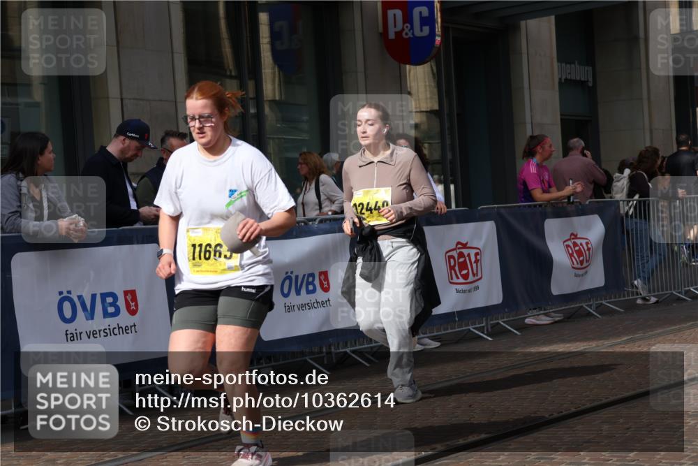 13.09.2026 - 21. swb-Marathon Bremen Strokosch-Dieckow http://msf.ph/oto/10362614 13.09.2026 11:23:19 Ziel 11266, 11663, 12340, 12440, 10349, 10754, 10925, 12083 meine-sportfotos.de
