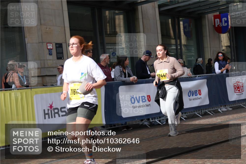 13.09.2026 - 21. swb-Marathon Bremen Strokosch-Dieckow http://msf.ph/oto/10362646 13.09.2026 11:23:20 Ziel 11266, 11663, 12340, 12440, 10349, 10754, 10925 meine-sportfotos.de