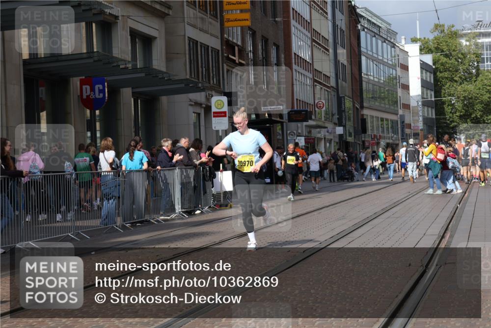 13.09.2026 - 21. swb-Marathon Bremen Strokosch-Dieckow http://msf.ph/oto/10362869 13.09.2026 11:23:47 Ziel 10292, 10413, 10970, 10292, 11266, 11663, 12440 meine-sportfotos.de