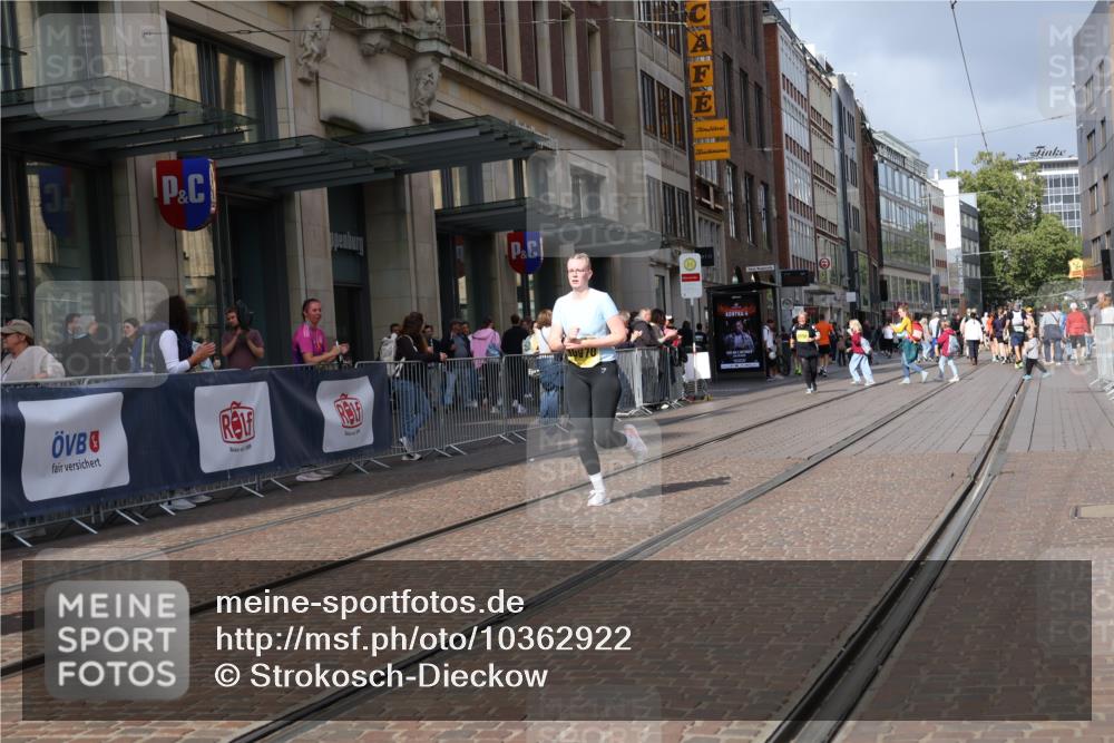 13.09.2026 - 21. swb-Marathon Bremen Strokosch-Dieckow http://msf.ph/oto/10362922 13.09.2026 11:23:49 Ziel 10413, 10970, 11712, 10292, 12440 meine-sportfotos.de