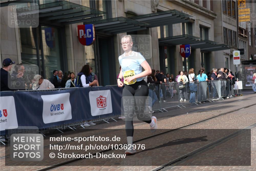 13.09.2026 - 21. swb-Marathon Bremen Strokosch-Dieckow http://msf.ph/oto/10362976 13.09.2026 11:23:50 Ziel 10413, 10970, 11712, 10292, 12440 meine-sportfotos.de