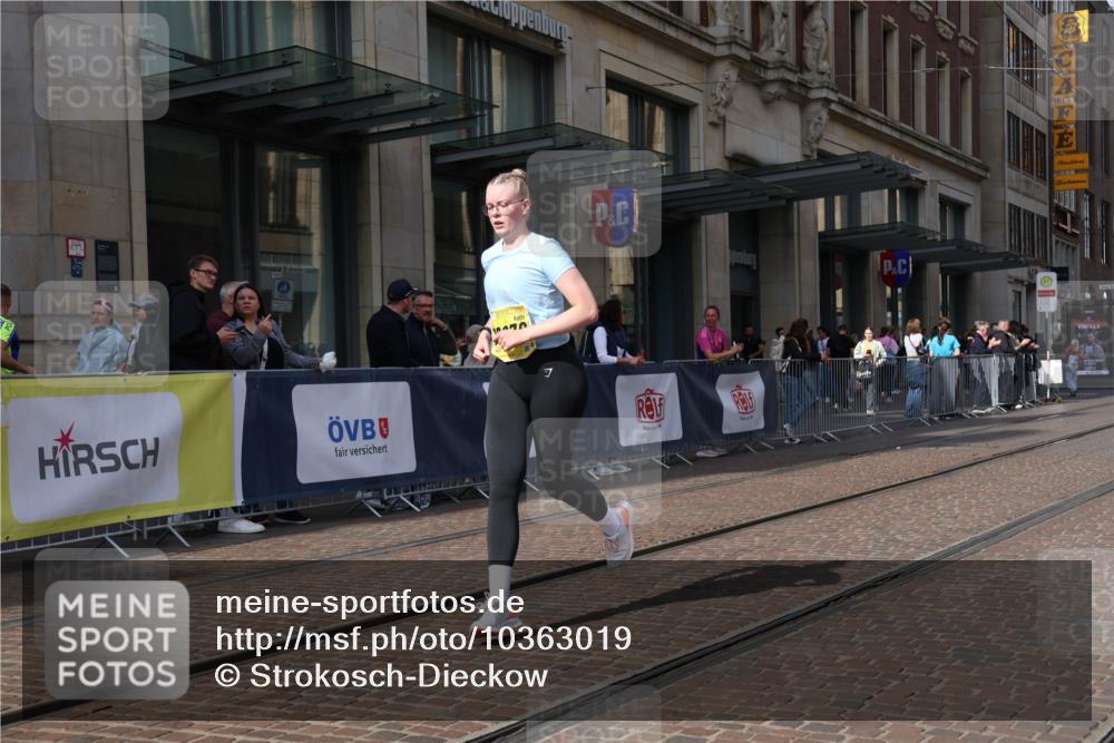 13.09.2026 - 21. swb-Marathon Bremen Strokosch-Dieckow http://msf.ph/oto/10363019 13.09.2026 11:23:51 Ziel 10413, 10970, 11712, 10292, 12440 meine-sportfotos.de