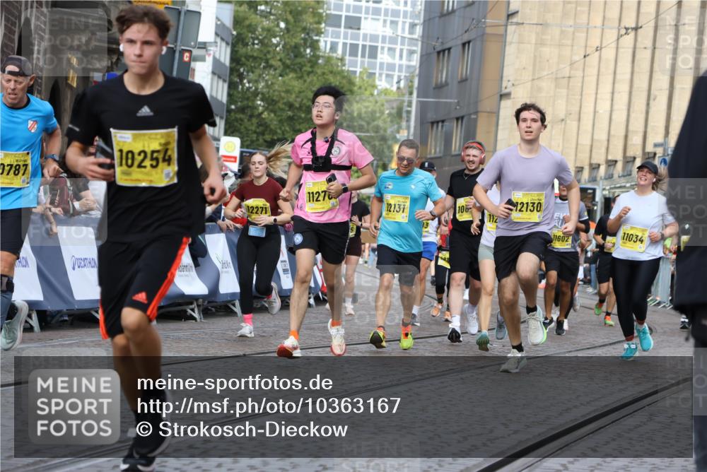 13.09.2026 - 21. swb-Marathon Bremen Strokosch-Dieckow http://msf.ph/oto/10363167 13.09.2026 10:59:03 Ziel 10254, 10485, 10794, 10832, 10878, 10948, 11030, 11189, 11228, 11488, 11743, 11955, 12176, 12237, 12320, 12499, 12505, 10415, 10492, 10668, 11086, 11125, 11301, 11302, 11500, 11913, 12118, 12200, 12537, 12541 meine-sportfotos.de