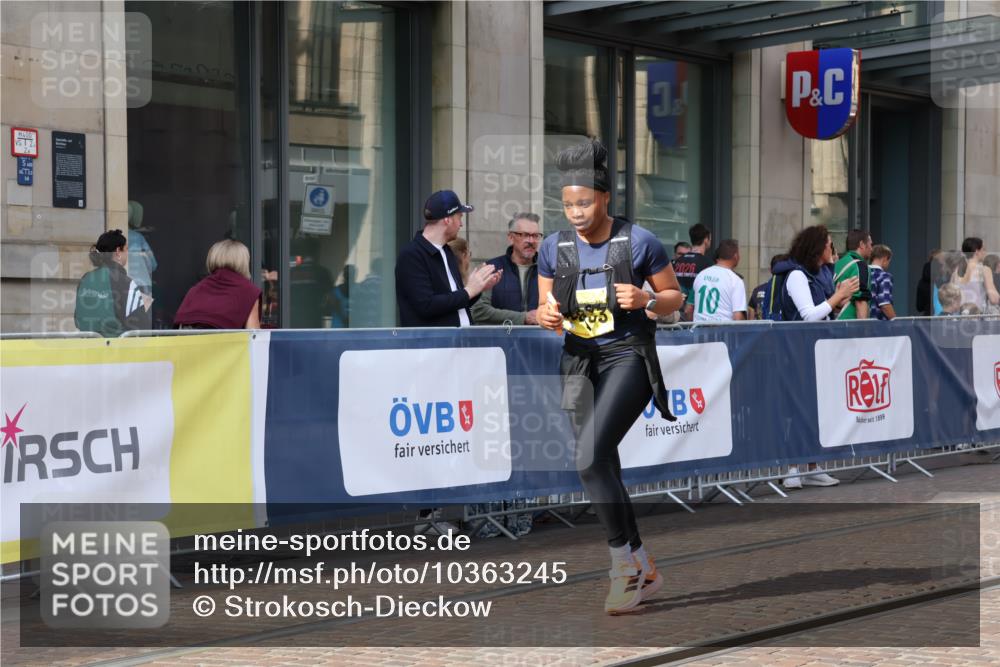 13.09.2026 - 21. swb-Marathon Bremen Strokosch-Dieckow http://msf.ph/oto/10363245 13.09.2026 11:25:06 Ziel 10533, 10732, 12471 meine-sportfotos.de