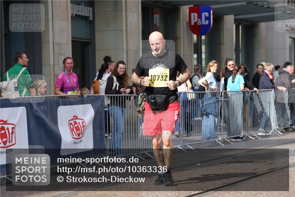 13.09.2026 - 21. swb-Marathon Bremen Strokosch-Dieckow http://msf.ph/oto/10363336 13.09.2026 11:25:13 Ziel 10533, 10732, 12471, 10533 meine-sportfotos.de