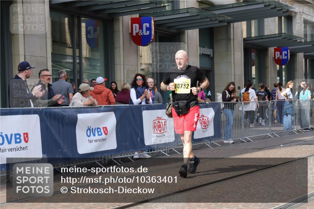13.09.2026 - 21. swb-Marathon Bremen Strokosch-Dieckow http://msf.ph/oto/10363401 13.09.2026 11:25:14 Ziel 10732, 12471, 10533 meine-sportfotos.de