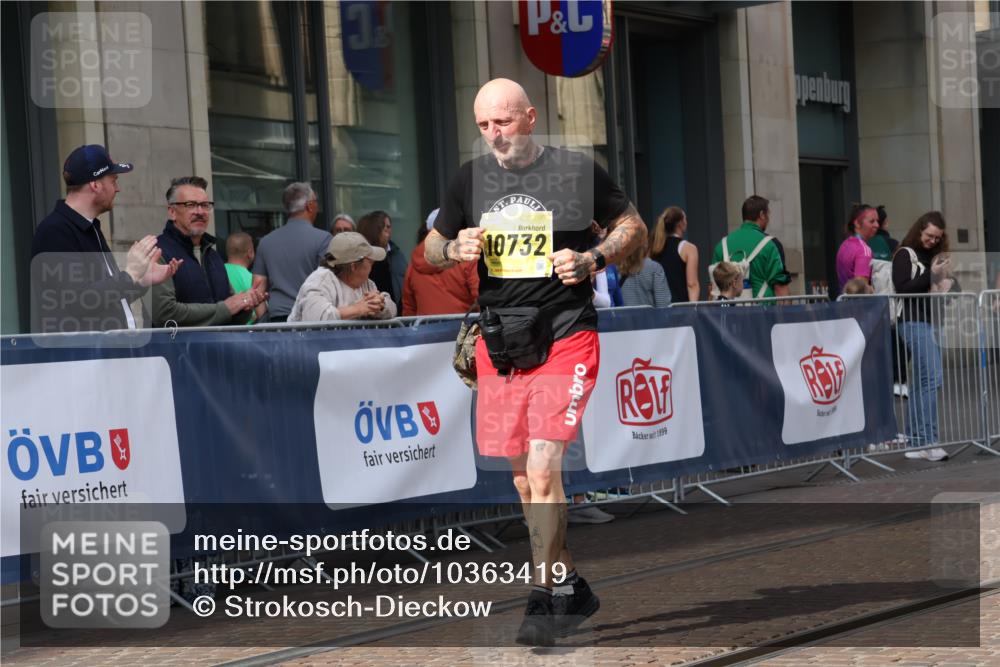 13.09.2026 - 21. swb-Marathon Bremen Strokosch-Dieckow http://msf.ph/oto/10363419 13.09.2026 11:25:15 Ziel 10732, 12471, 10533 meine-sportfotos.de