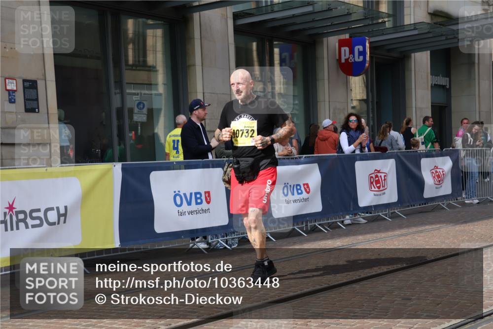13.09.2026 - 21. swb-Marathon Bremen Strokosch-Dieckow http://msf.ph/oto/10363448 13.09.2026 11:25:16 Ziel 10732, 12471, 10533 meine-sportfotos.de