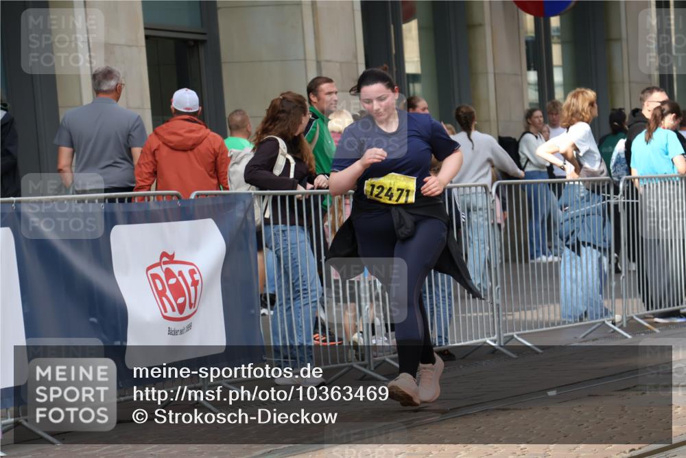 13.09.2026 - 21. swb-Marathon Bremen Strokosch-Dieckow http://msf.ph/oto/10363469 13.09.2026 11:25:21 Ziel 10732, 12471, 10533 meine-sportfotos.de