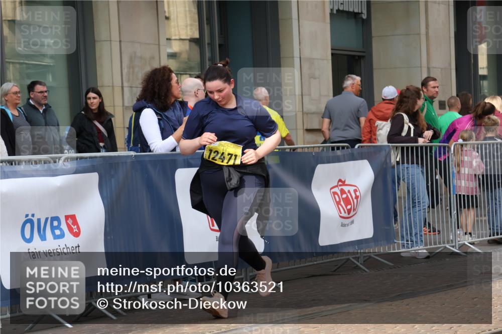 13.09.2026 - 21. swb-Marathon Bremen Strokosch-Dieckow http://msf.ph/oto/10363521 13.09.2026 11:25:23 Ziel 10732, 12471, 10533 meine-sportfotos.de