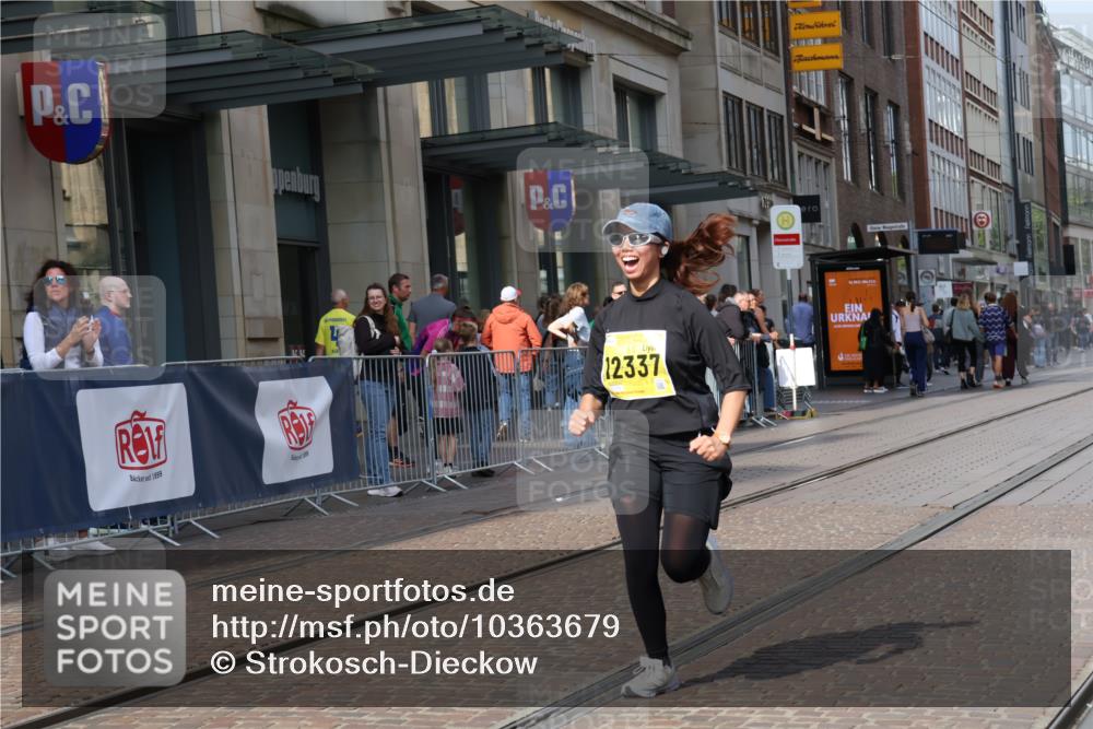 13.09.2026 - 21. swb-Marathon Bremen Strokosch-Dieckow http://msf.ph/oto/10363679 13.09.2026 11:25:26 Ziel 10732, 12471, 10533 meine-sportfotos.de