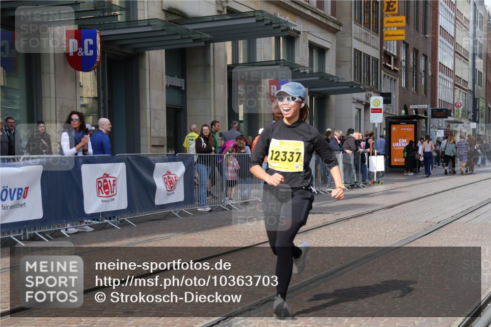 13.09.2026 - 21. swb-Marathon Bremen Strokosch-Dieckow http://msf.ph/oto/10363703 13.09.2026 11:25:27 Ziel 10732, 12471, 10533 meine-sportfotos.de