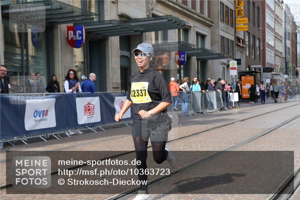 13.09.2026 - 21. swb-Marathon Bremen Strokosch-Dieckow http://msf.ph/oto/10363723 13.09.2026 11:25:27 Ziel 10732, 12471, 10533 meine-sportfotos.de