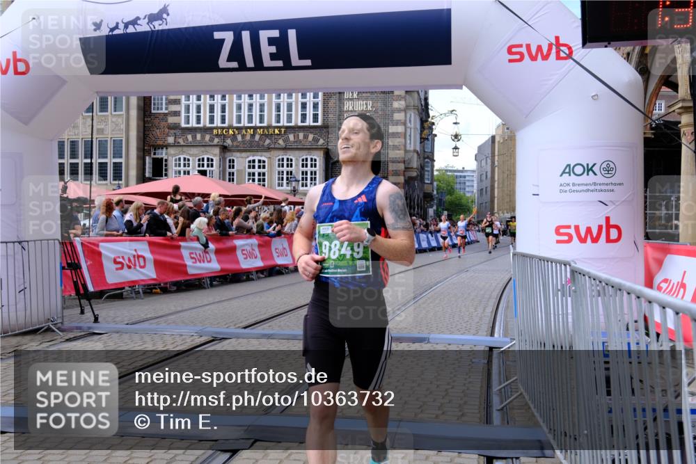 13.09.2026 - 21. swb-Marathon Bremen Tim E. http://msf.ph/oto/10363732 13.09.2026 13:01:13 Ziel 6359, 8749, 9849 meine-sportfotos.de