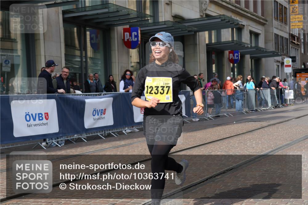 13.09.2026 - 21. swb-Marathon Bremen Strokosch-Dieckow http://msf.ph/oto/10363741 13.09.2026 11:25:27 Ziel 10732, 12471, 10533 meine-sportfotos.de