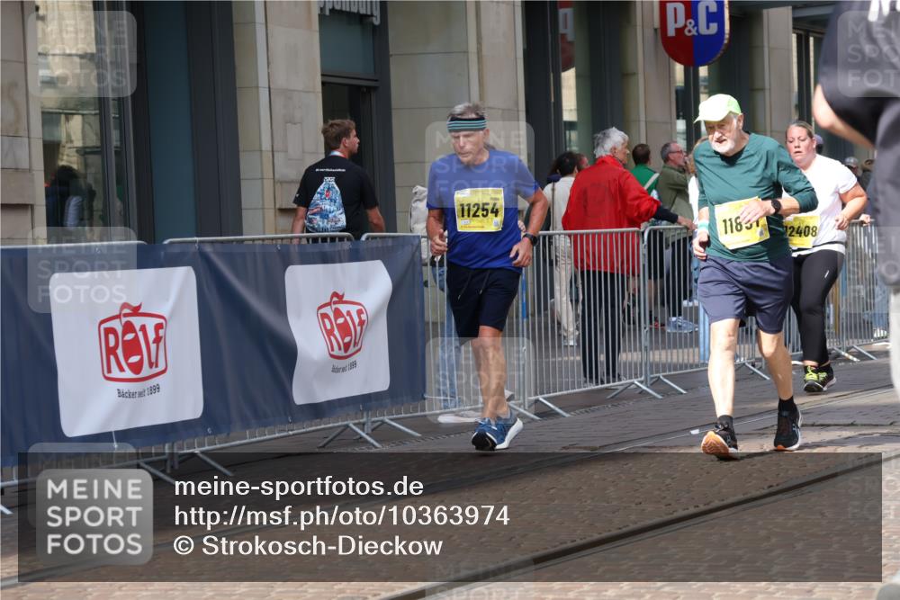 13.09.2026 - 21. swb-Marathon Bremen Strokosch-Dieckow http://msf.ph/oto/10363974 13.09.2026 11:26:36 Ziel 10573, 11254, 11851, 12377, 12408, 10667, 11538 meine-sportfotos.de